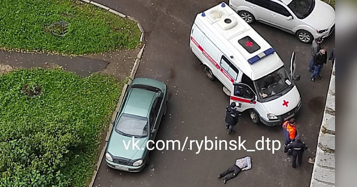 Труп около подъезда: тело обнаружили жители Рыбинска