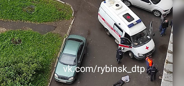 Труп около подъезда: тело обнаружили жители Рыбинска