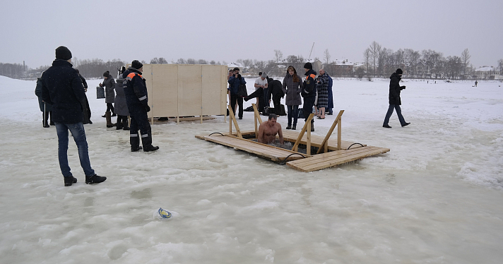 Ярославцы приняли участие в крещенских купаниях (видео)_49465