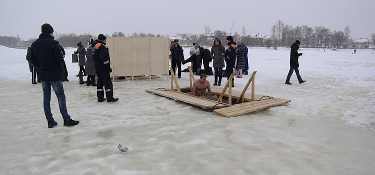 Ярославцы приняли участие в крещенских купаниях (видео)_49465