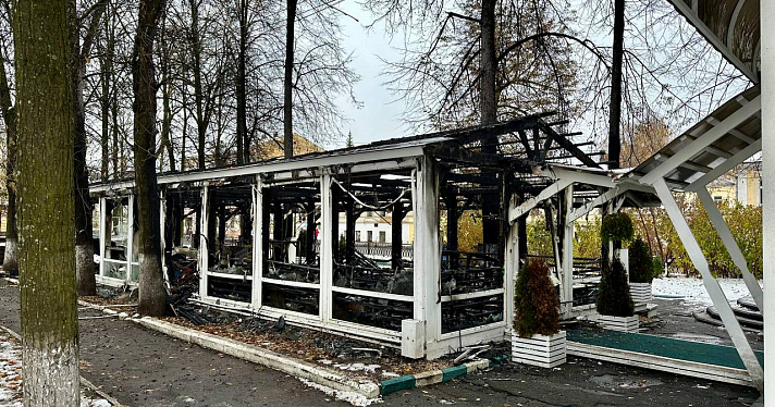 В центре Ярославля сгорела веранда кафе_255944