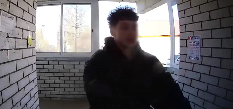 В Ярославле подростки с силой пытались вырвать подъездную дверь новостройки