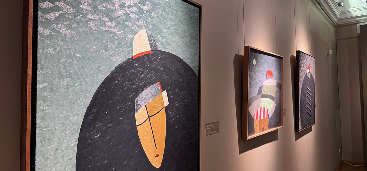 Петербургский неосимволист передал Ярославскому художественному музею свои полотна_307250