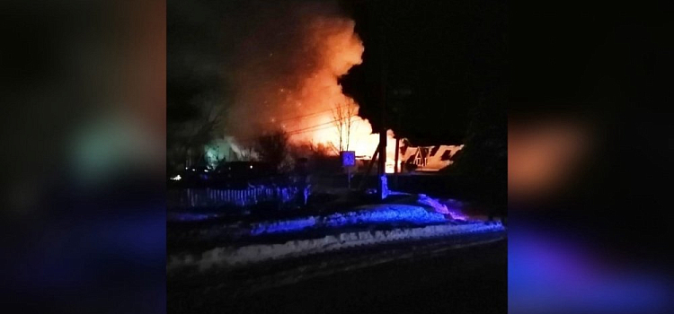 Остались на улице: в Ярославской области у семьи с семью детьми сгорел дом
