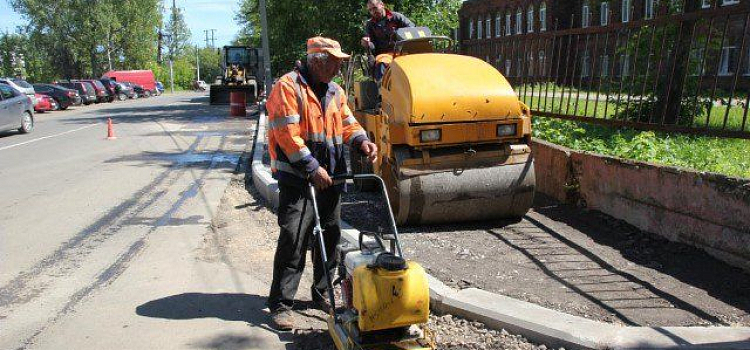 В районе ярославской школы-интерната для слабослышащих детей благоустраивают тротуар 