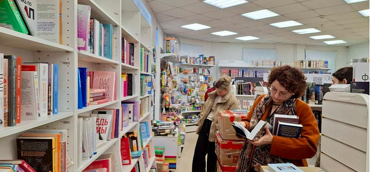 Читай, Ярославль: жители города выстроились в очереди в закрывающемся книжном магазине_313375