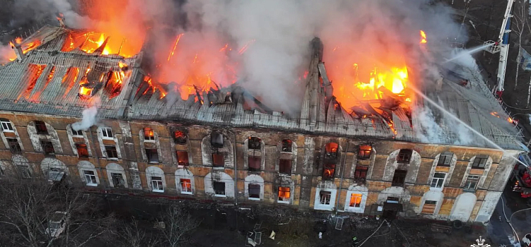 Десятки человек без жилья: пожар уничтожил бывшие склады Ярославской большой мануфактуры_313666