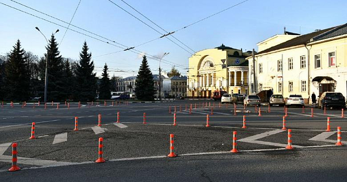 В мэрии Ярославля назвали причину установки столбиков на площади Волкова