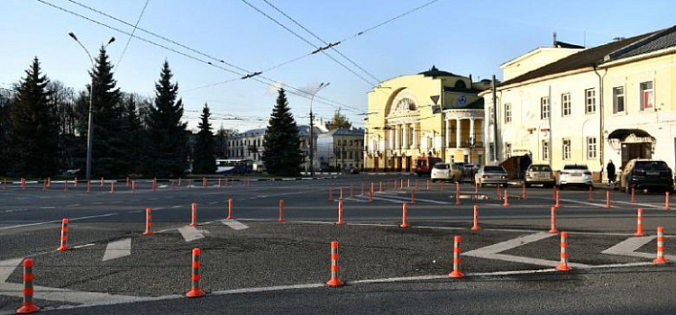 В мэрии Ярославля назвали причину установки столбиков на площади Волкова