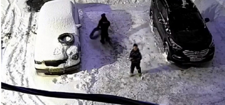 На одной из улиц Ярославля дети царапают машины