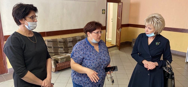 Тётя Лариса Ушакова обсудила с учениками ремонт школы №3