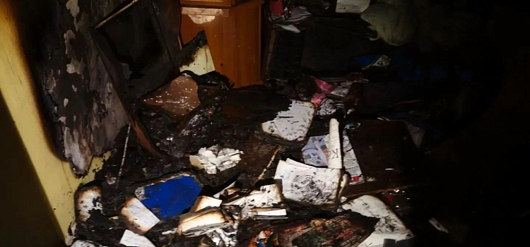 Десять человек эвакуировали: в брагинской многоэтажке Ярославля загорелась квартира_322452