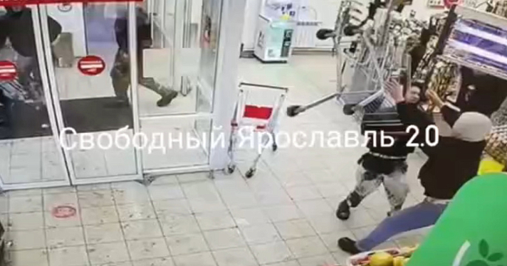 В Ярославле группа подростков атаковала менеджера магазина тележками
