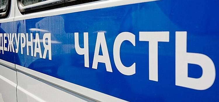 В Ярославле во время ночных разборок молодой человек битой разбил машину оппонента