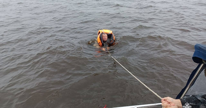 На Рыбинском водохранилище спасли рыбака, выпавшего из лодки