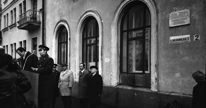 Ярославский активист предложил ФСБ взять шефство над мемориальной доской преемника Феликса Дзержинского, что установлена на одном из домов по проспекту Октября_156508