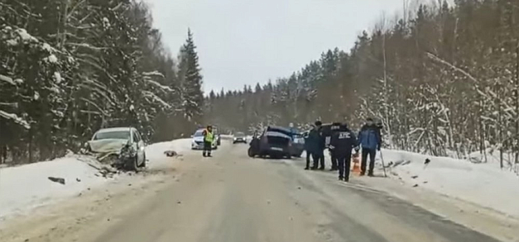 В Ярославской области в тройном ДТП скончался водитель легковушки
