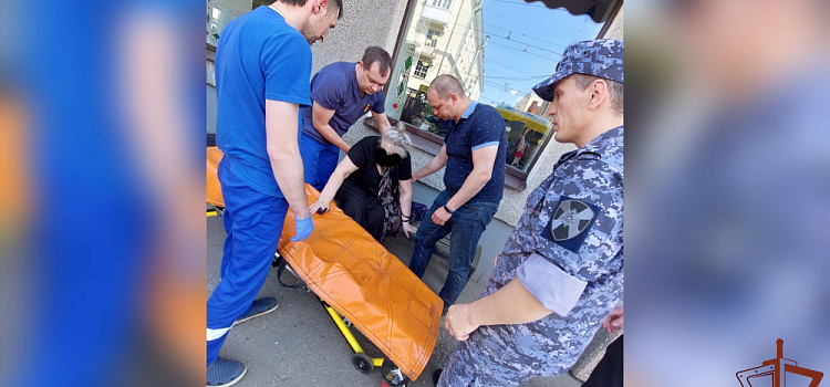 В Ярославле росгвардейцы помогли старушке, едва не потерявшей сознание на улице