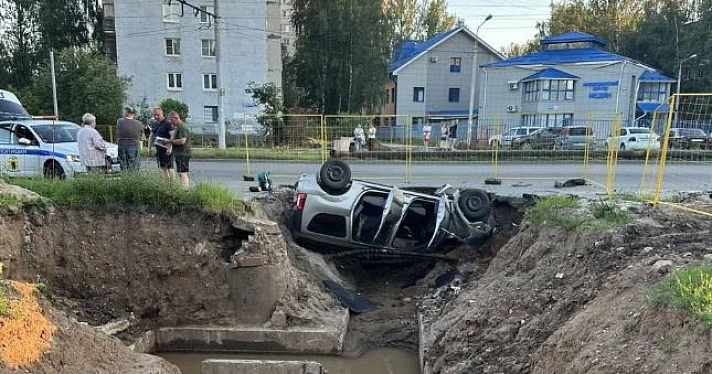 В Ярославле в раскопанную теплотрассу провалился автомобиль