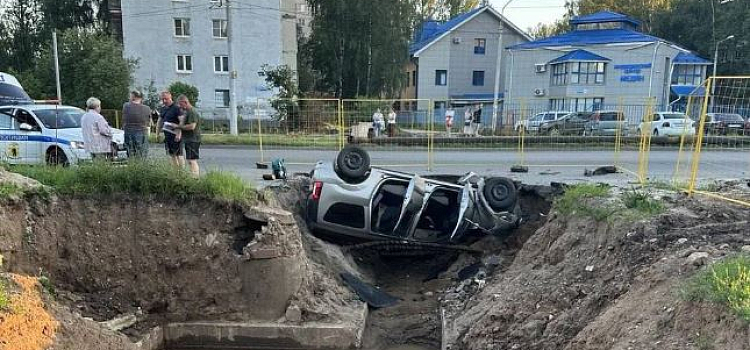 В Ярославле в раскопанную теплотрассу провалился автомобиль
