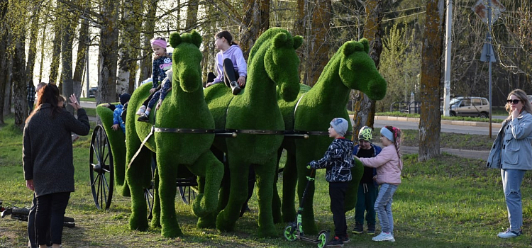 В Переславском парке установили скульптуры из кустарников_271114