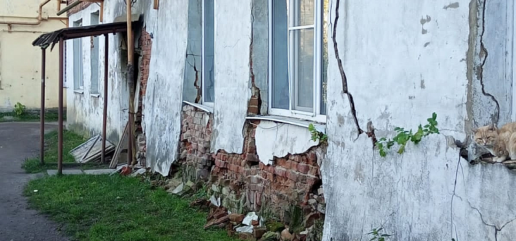 Сосульки в подъезде и трещины в стенах: жители Ростова показали, как живут в разрушающемся доме_228764