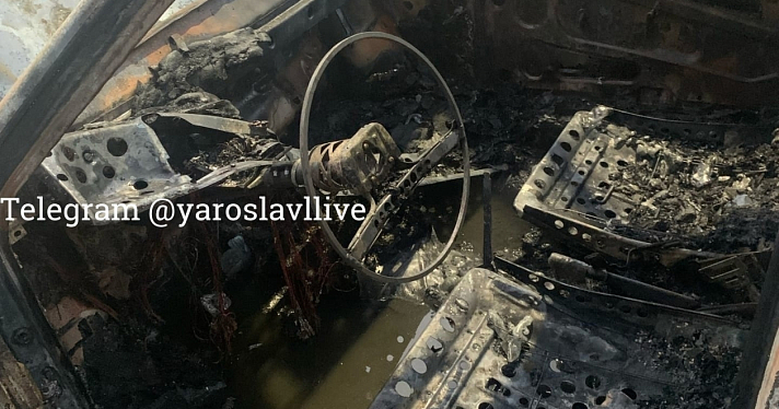 В центре Ярославля загорелся автомобиль_219646