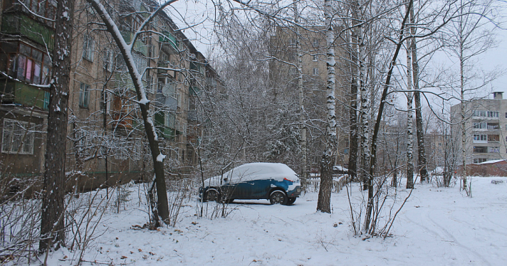 В Ярославле стартуют рейды по выявлению парковки на газонах и детских площадках