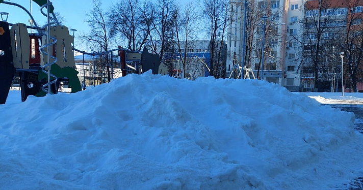 «Уберите снег»: в центре Ярославля закопали детскую площадку_170748