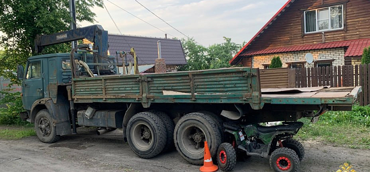 В Ярославле подросток на квадроцикле врезался в грузовик_297741