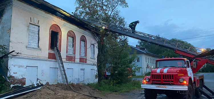 Крупный пожар уничтожил архитектурный памятник в Угличе_302184