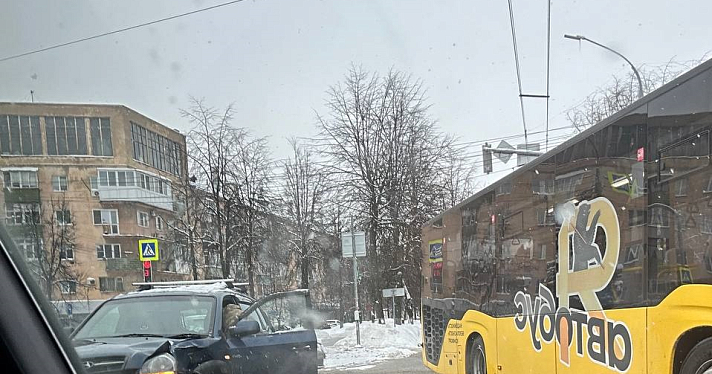В Ярославле автобус протаранил легковушку
