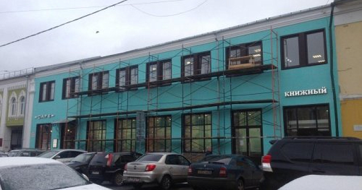 Градозащитницу Ольгу Мазанову возмутил бирюзовый фасад здания на Депутатской