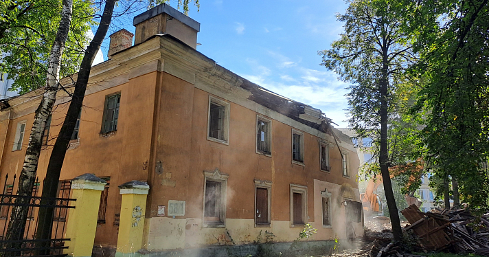 Когда-то он был украшением квартала: в Ярославле сносят дом послевоенной постройки_249188