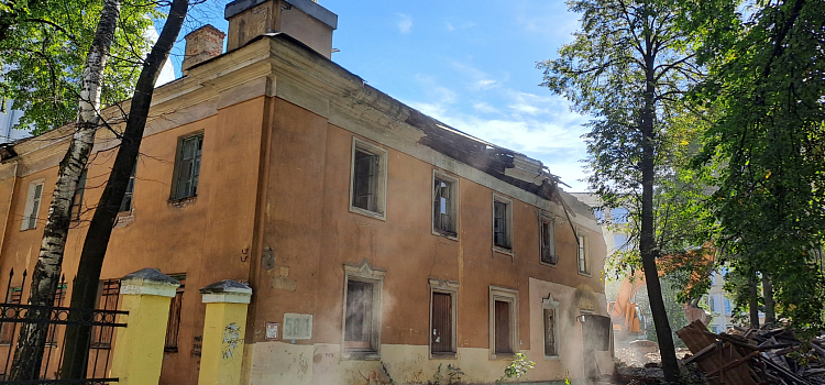 Когда-то он был украшением квартала: в Ярославле сносят дом послевоенной постройки_249188