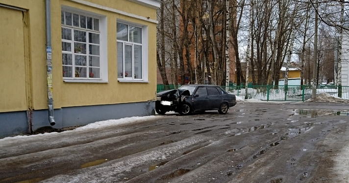 Разогнался и резко свернул: в Ярославле легковушка врезалась в здание