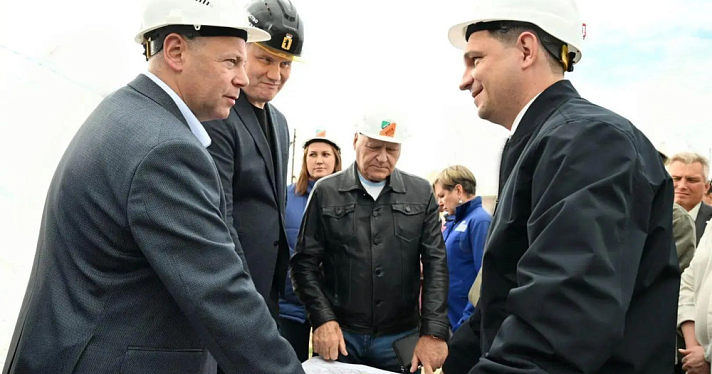 Михаил Евраев оценил ход возведения масштабных социальных объектов в Красном Бору