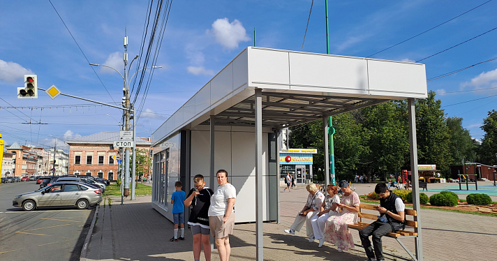 На площади Юности в Ярославле появился новый остановочный комплекс с точкой общепита_247800