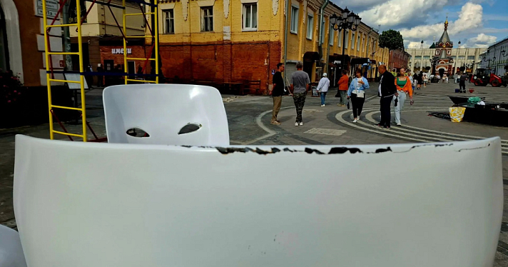 Ярославцам рассказали, куда пропали стулья-маски с улицы Депутатской