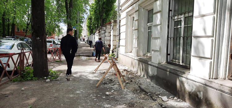 В Ярославле с крыши поликлиники рухнул кусок бетона. Фото_213427