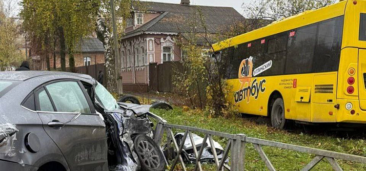 В Угличе произошло ДТП с участием автобуса_305544