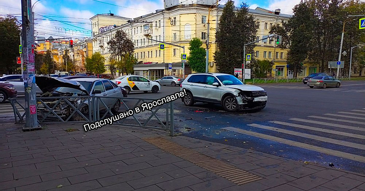 На перекрестке в центре Ярославля столкнулись две легковушки_251922