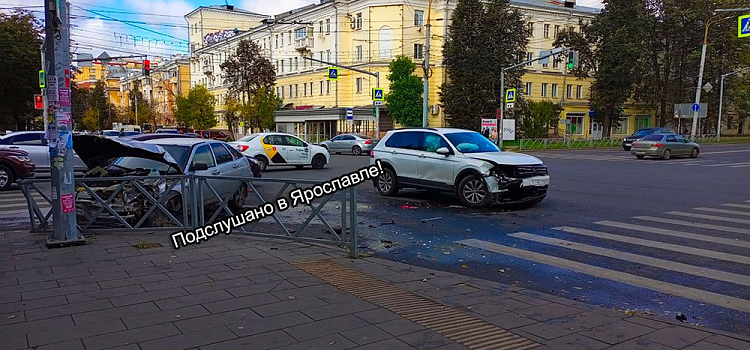 На перекрестке в центре Ярославля столкнулись две легковушки_251922