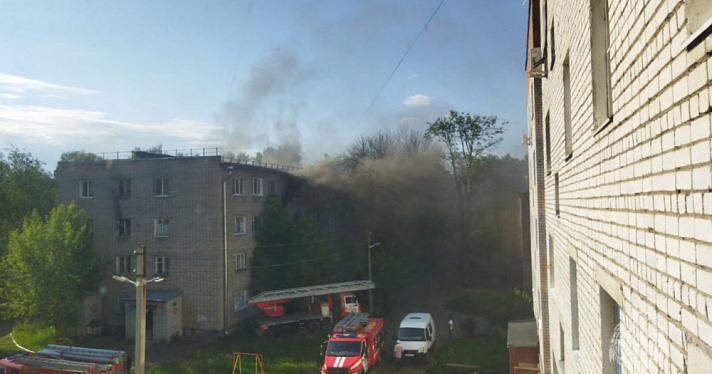 В Заволжском районе Ярославля вспыхнул пожар в четырёхэтажке: есть пострадавшие