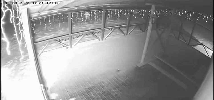 В Ярославской области неизвестные бросили «Коктейль Молотова» в кафе_228161