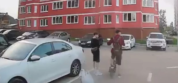 В Ярославле мужчина угнал электросамокат прямо из-под носа владельца
