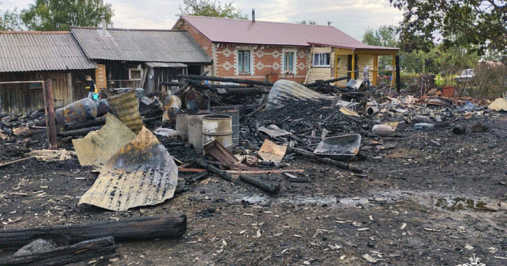 В Борисоглебском округе пожар уничтожил жилой дом и баню