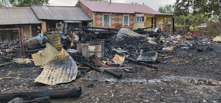В Борисоглебском округе пожар уничтожил жилой дом и баню