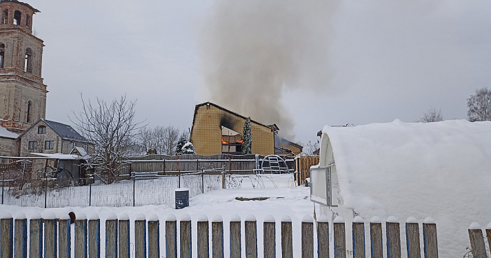 Выпрыгнул со второго этажа: ярославская семья лишилась дома из-за пожара_259357