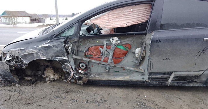 Отлетело колесо: в Ярославской области столкнулись грузовик и легковушка_235993